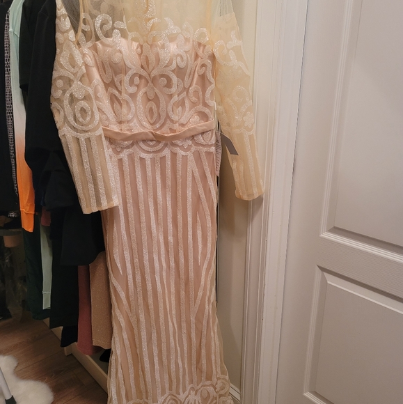 Gown - Picture 2 of 10